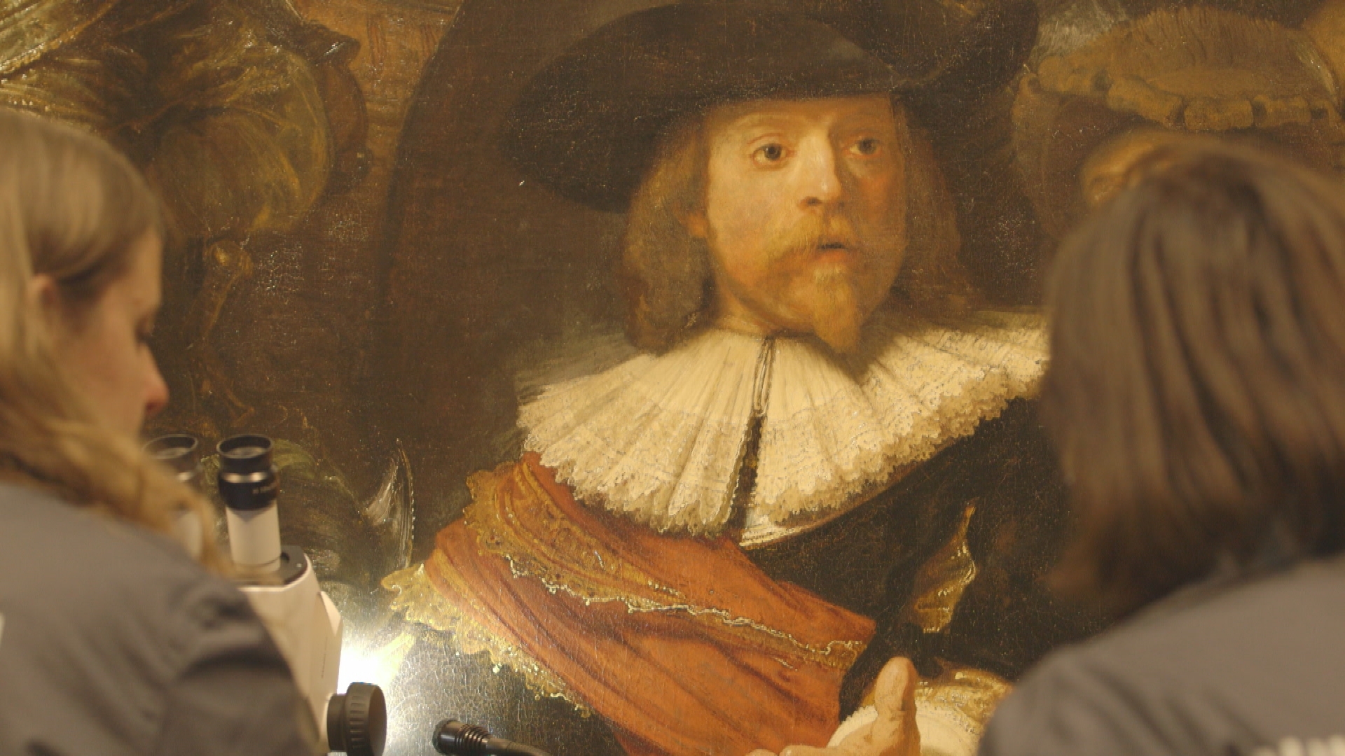 Zur ARTE-Sendung am 16. 1.2022 um 18.13 Uhr ( Rembrandt und das goldene Zeitalter (AT) Bildunterschrift: Detailaufnahme von Rembrandts „Nachtwache" während der Untersuchung. Bildrechte: ZDF / ©Ion Casado 