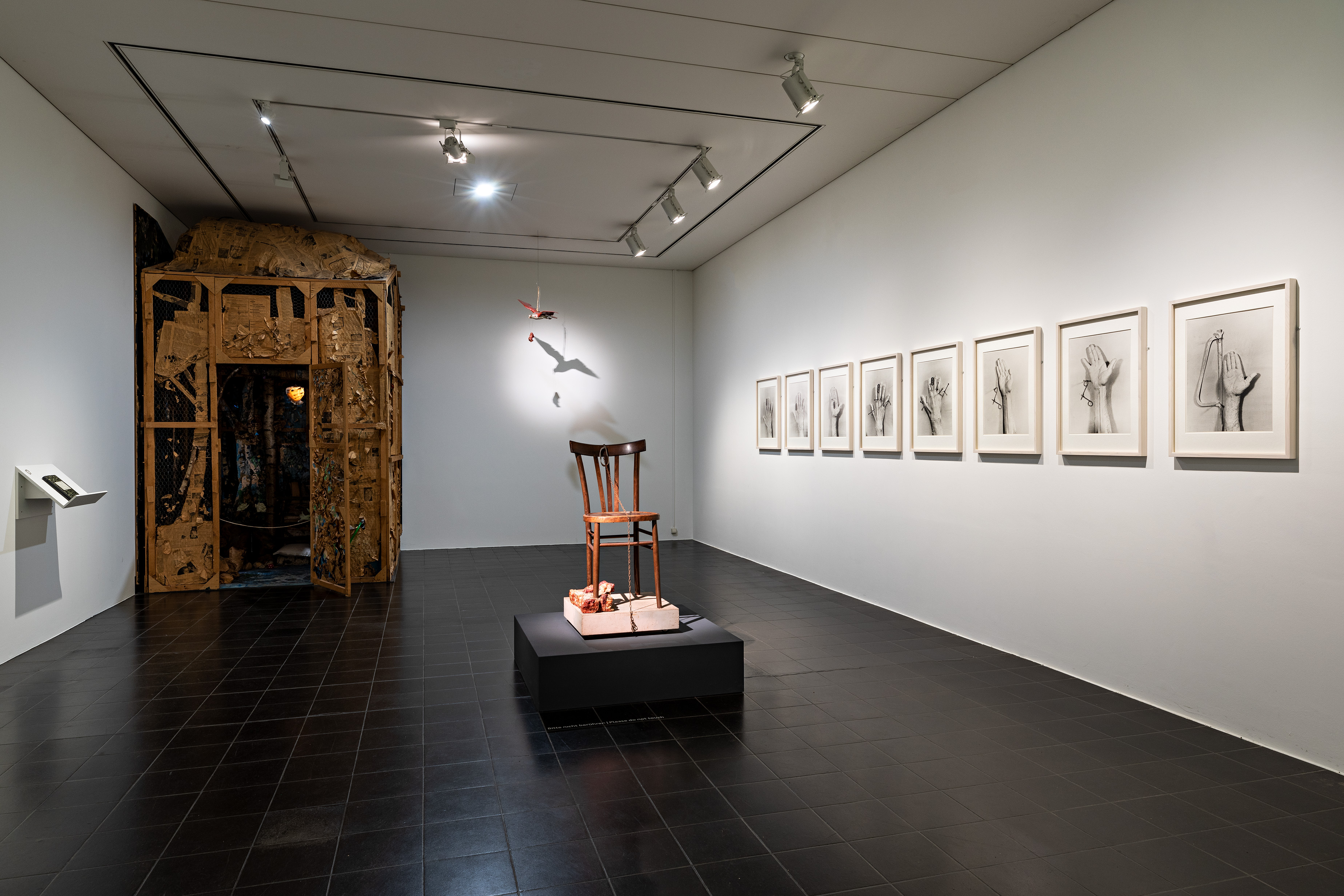 Installationsansicht, Hamburger Kunsthalle 2022, Foto: Fred Dott; V.l.n.r.: Paul Thek, A Station of the Cross, 1972; Untitled (dove with meat piece), 1968; Untitled (chair with meat piece), 1968, © Hamburger Kunsthalle / bpk