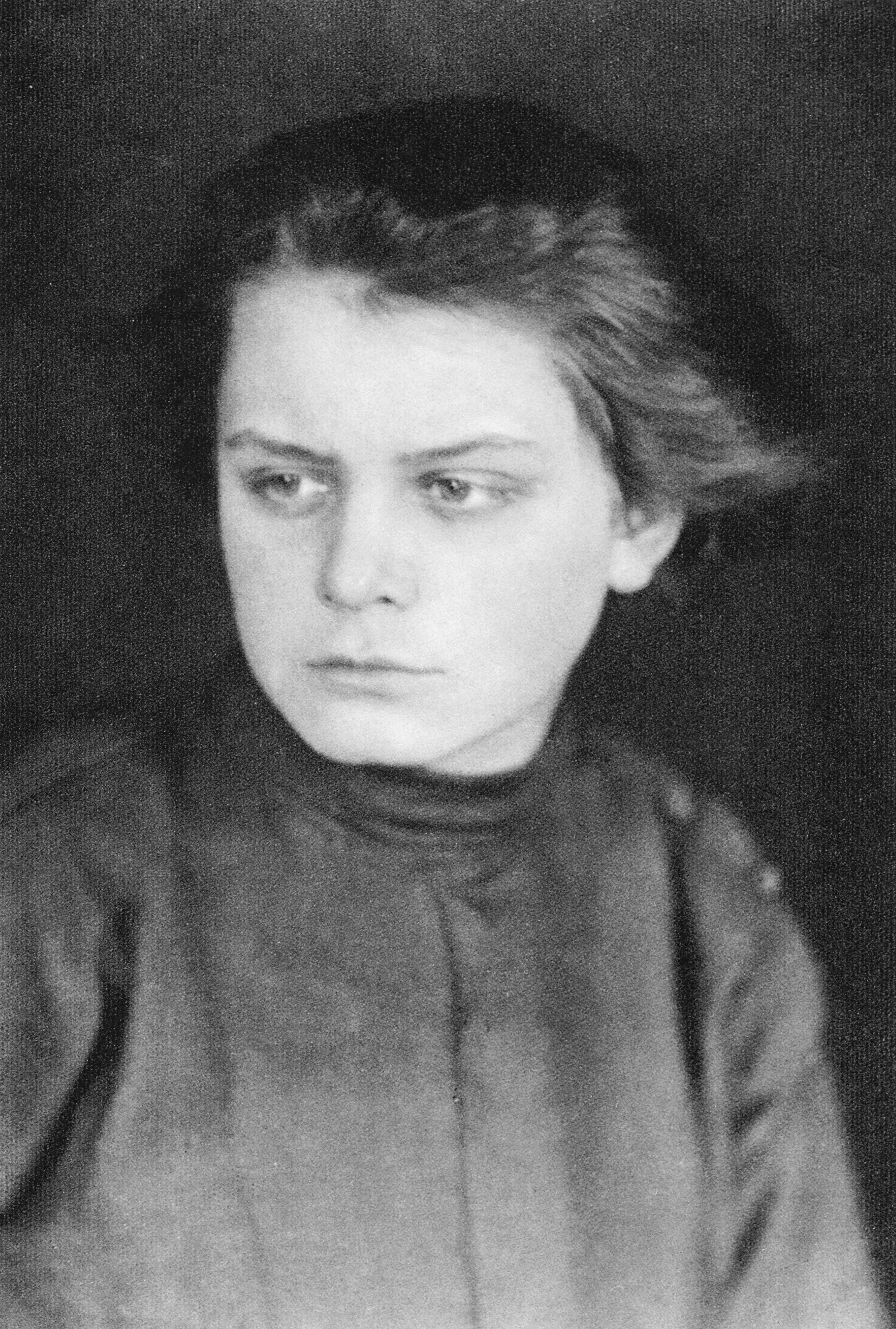 Porträt der Künstlerin TOYEN  (Marie Čermínová / 1902–1980), um 1919 Fotograf*in unbekannt Privatsammlung Repro-Foto: © Christoph Irrgang