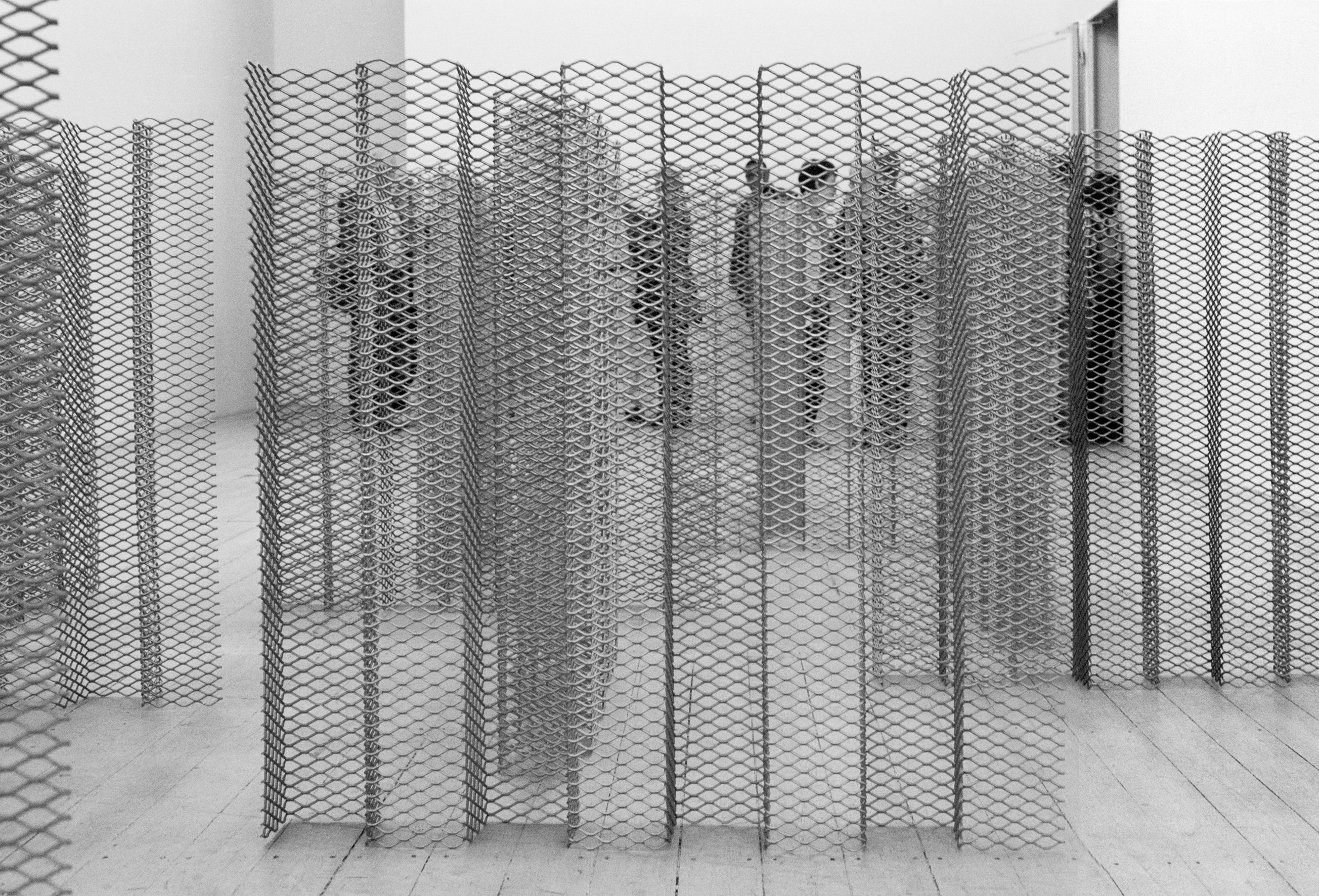 Robert Morris (1931–2018) Untitled, 1968 Streck-Aluminium, 16 Teile, je 124 x 130 x 16 cm Hamburger Kunsthalle, Schenkung Susanne & Michael Liebelt, Hamburg © VG Bild-Kunst, Bonn 2021 Foto: Olaf Pascheit