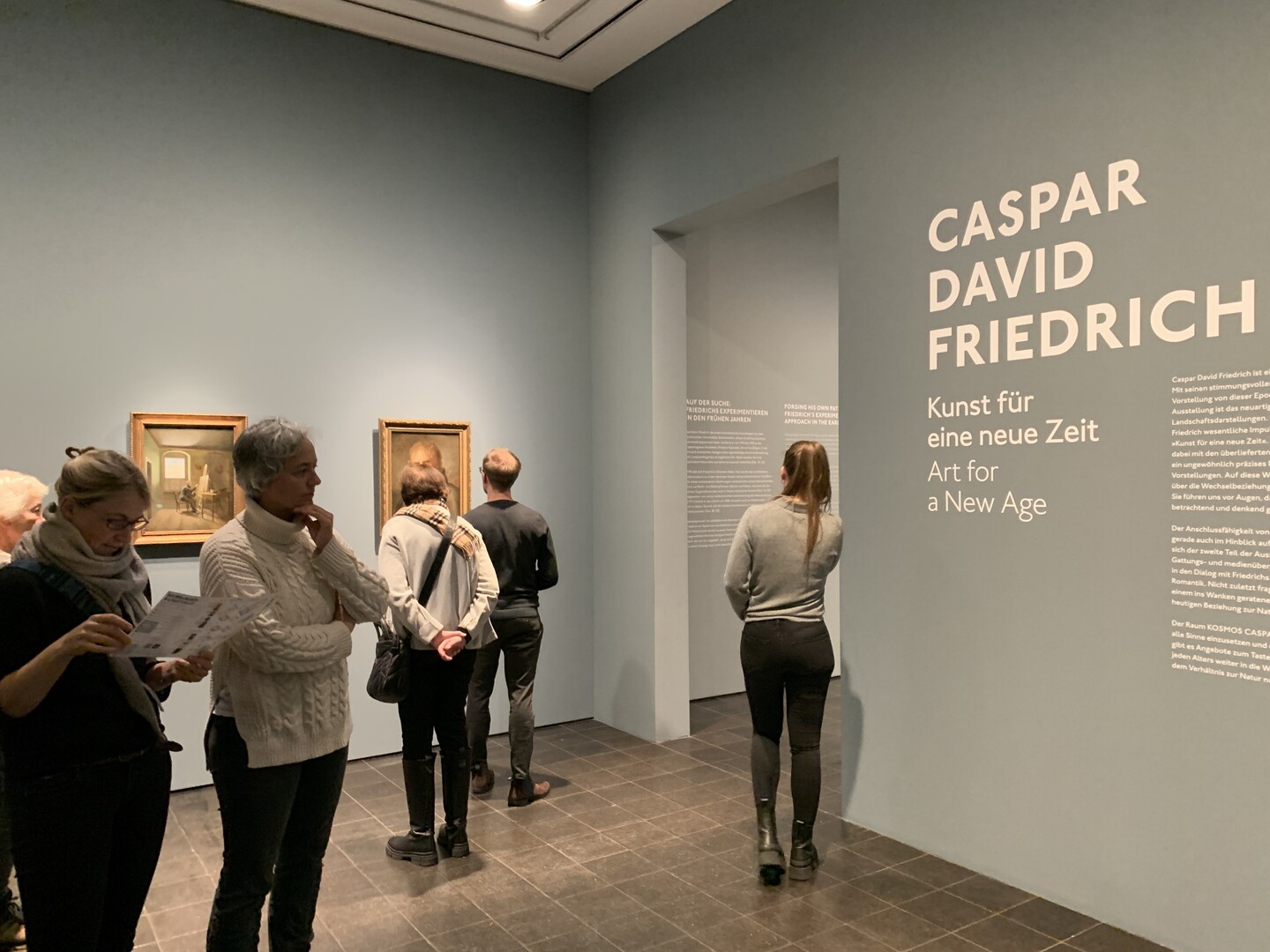 Besucher*innen in der Ausstellung Caspar David Friedrich. Kunst für eine neue Zeit, Hamburger Kunsthalle