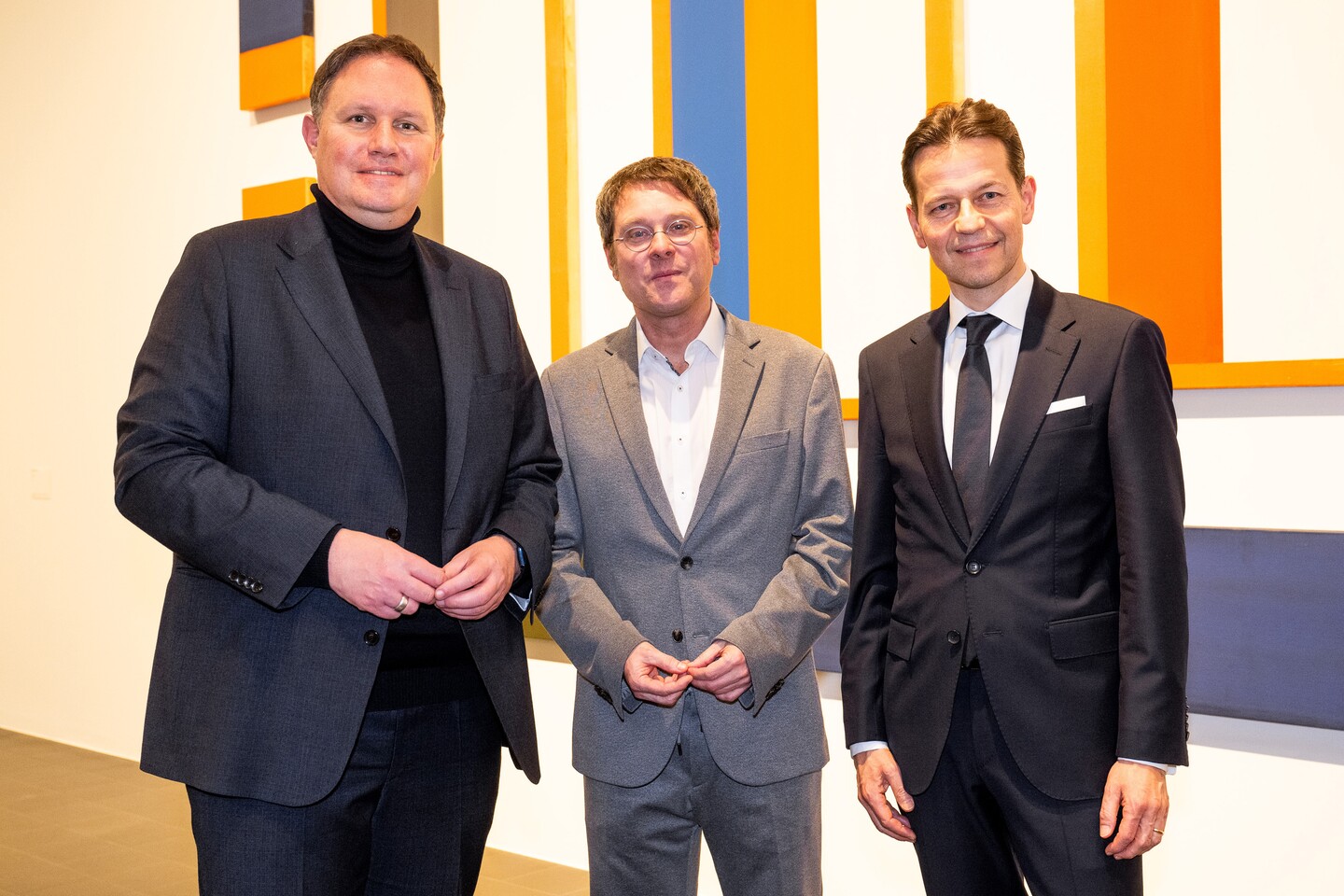 Vor dem Werk Boathouse (2016) von David Novros (*1941) in der Hamburger Kunsthalle: Dr. Carsten Brosda (Senator für Kultur und Medien der Freien und Hansestadt Hamburg), Prof. Dr. Alexander Klar (Direktor der Hamburger Kunsthalle und Vorstand der Dr. Heinz H. O. Schröder-Stiftung) und Dr. Olaf Oesterhelweg (stellvertretender Sprecher des Vorstands der Haspa) v.l.n.r. Hamburger Kunsthalle © VG Bild-Kunst, Bonn 2024 Foto: Romanus Fuhrmann