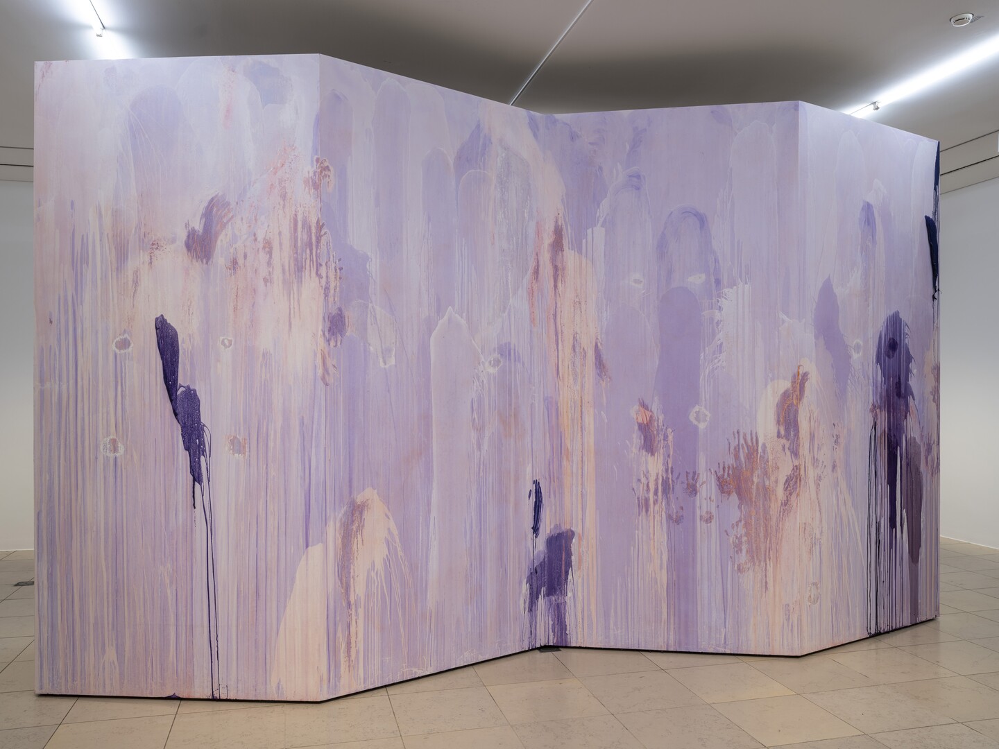 THU-VAN TRAN (*1979) Pénétrable, 2024, Kautschuk, Pigment, 315 x 540 x 75 cm Koproduktion der Künstlerin und der Hamburger Kunsthalle, Courtesy the artist and Galerie Rüdiger Schöttle © VG Bild-Kunst, Bonn 2024 Foto: Christoph Irrgang