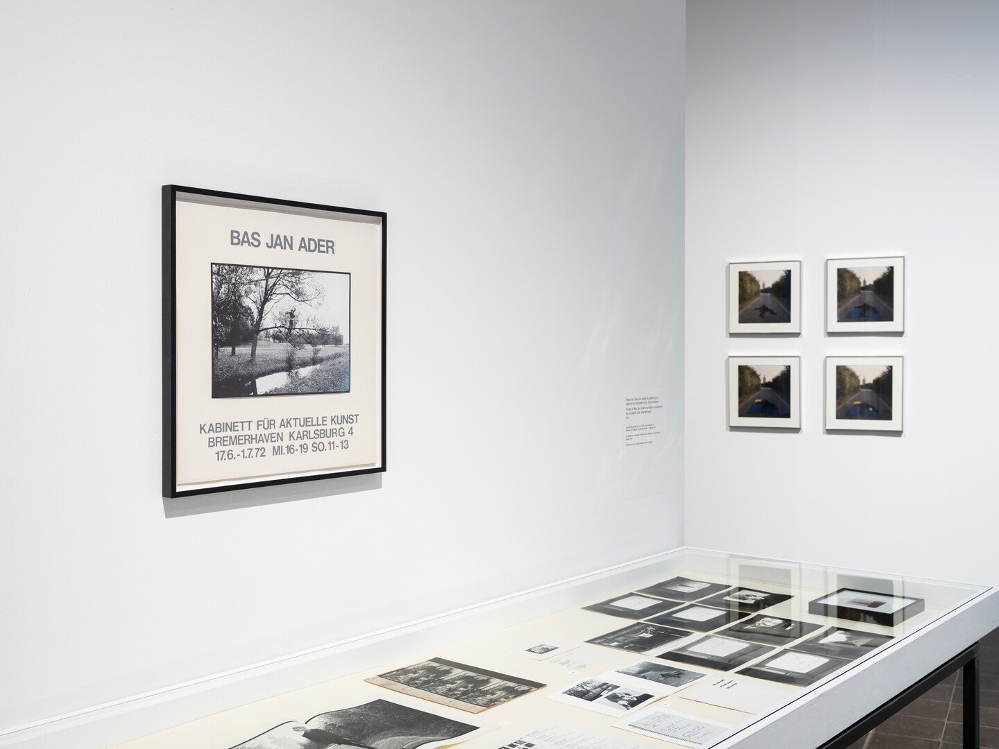 Ausstellungsansicht BAS JAN ADER. I’m searching…, Hamburger Kunsthalle, 2025 © The Estate of Bas Jan Ader / Mary Sue Ader Andersen / VG Bild-Kunst, Bonn 2025. Courtesy of Meliksetian | Briggs, Dallas, Foto: Fred Dott