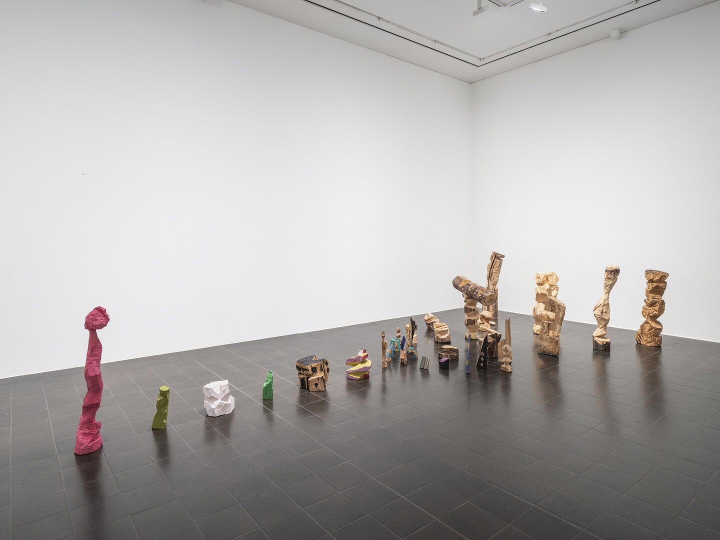 A. R. Penck (1939–2017)  35 Skulpturen, »Mit roter Axt gegen Holz! Modell für Strategie!!«, 1979 (Ausschnitt) Hamburger Kunsthalle. Schenkung von Susanne & Michael Liebelt 2025 © Hamburger Kunsthalle / bpk © VG Bild-Kunst, Bonn 2025 Foto: Fred Dott