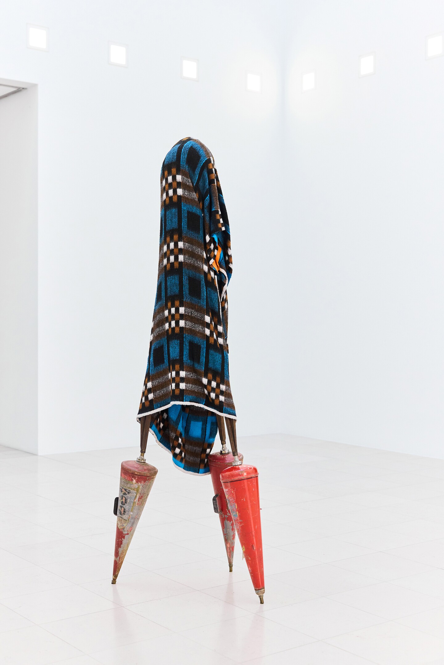 Berlinde De Bruyckere (*1964) Zonder Titel, 1993 Decke, Holz, Eisen, Feuerlöscher, 250 x 80 x 67 cm Hamburger Kunsthalle. Erworben 2026 mit Mitteln der HERMANN REEMTSMA STIFTUNG © Berlinde De Bruyckere Foto: Julia Schwendner