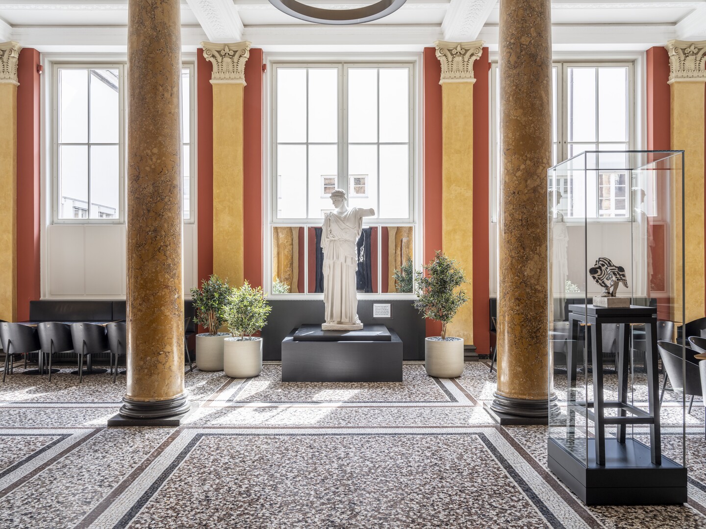 Ausstellungsansicht SKULPTURAL. Die neuen Galerien, Hamburger Kunsthalle 2026. Skulptur: Universität Hamburg;  Picasso: Hamburger Kunsthalle / ARTOTHEK © Succession Picasso / VG Bild-Kunst, Bonn 2026