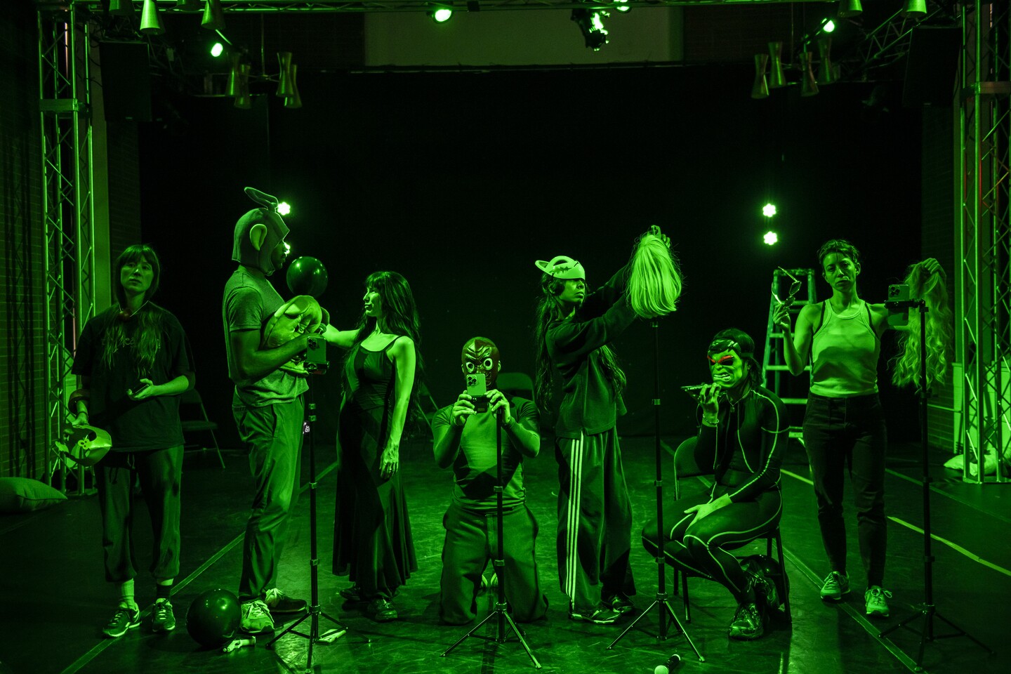 Performance- Foto von Raja Feather Kelly | the feath3r theory DOOMERS, 2026, Live-Auftritt in grünem Bühnenlicht