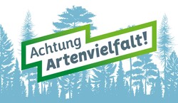 Logo "Achtung Artenvielfalt!" auf grünem Banner vor stilisiertem WaldLogo Achtung Artenvielfalt! mit grünem Banner vor stilisierten Nadelbäumen