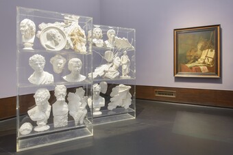 Transparentes Museum,  (Mai 2016-Oktober 2017) mit Olaf Metzels Eichenlaubstudie, 1986 , © VG Bild-Kunst, Bonn 2016 (links) und Adriaen Valcks Stillleben mit einem Jakobsstab, 1676 (rechts), Hamburger Kunsthalle, Foto: Kay Riechers
