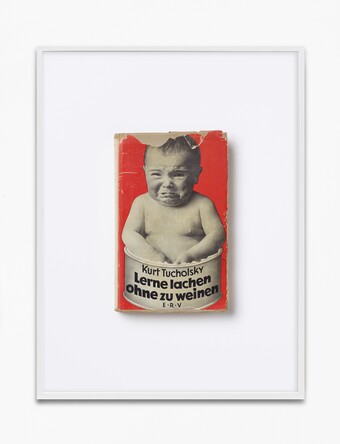 Anette Kelm (*1975), Kurt Tucholsky, Lerne lachen ohne zu weinen, 1931, Ernst Rowohlt Verlag, Berlin, Fotografie: Wellington Film Manufacture, 2019 Anette Kelm (*1975), Kurt Tucholsky, Lerne lachen ohne zu weinen, 1931, Ernst Rowohlt Verlag, Berlin, Fotografie: Wellington Film Manufacture, 2019