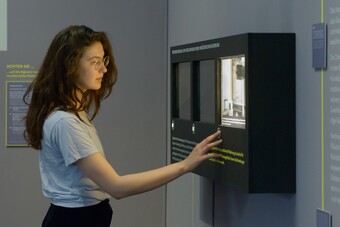 Transparentes Museum Informationsabruf im Leuchtkasten zum Thema »Forschen – Fälschungen« © Hamburger Kunsthalle Foto: Kay Riechers