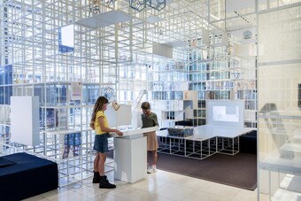 Kinder im Hamburger Kinderzimmer beim Spielen mit einem Kugellabyrinth, umgeben von der ortspezifischen Rauminstallation von Olafur Eliasson (*1967) © Hamburger Kunsthalle, Foto: Fred Dott