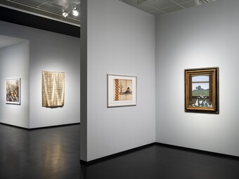 Installationsansicht der Ausstellung ILLUSION. Traum – Identität – Wirklichkeit, Hamburger Kunsthalle, Magritte Installationsansicht der Ausstellung ILLUSION. Traum – Identität – Wirklichkeit, Hamburger Kunsthalle, Magritte