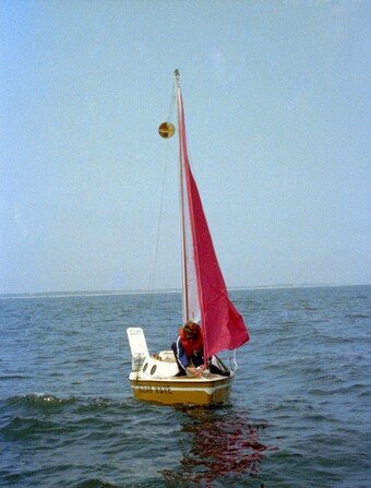 Bas Jan Ader verlässt in seinem Boot Ocean Wave den Hafen in Chatham (Massachusetts) für seine Trilogie In search of the miraculous, 9. Juli 1975 © The Estate of Bas Jan Ader / Mary Sue Ader Andersen / VG Bild-Kunst, Bonn 2025. Courtesy of Meliksetian | Briggs, Dallas Bas Jan Ader verlässt in seinem Boot Ocean Wave den Hafen in Chatham (Massachusetts) für seine Trilogie In search of the miraculous, 9. Juli 1975