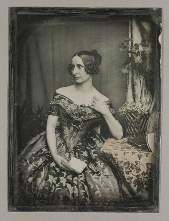 Carl Ferdinand Stelzner (1805–1894) Die Miniaturmalerin Caroline Stelzner (1808–1875), 1843 Daguerreotypie, 10,8 x 8,1 cm Museum für Kunst und Gewerbe © Museum für Kunst und Gewerbe Carl Ferdinand Stelzner (1805–1894) Die Miniaturmalerin Caroline Stelzner (1808–1875), 1843 Daguerreotypie, 10,8 x 8,1 cm Museum für Kunst und Gewerbe © Museum für Kunst und Gewerbe