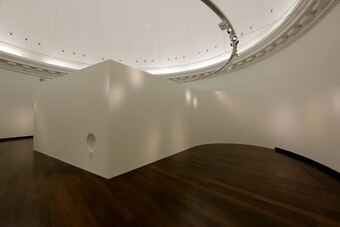 Marten Schech (*1983), Binnacle (Round Lodge with Three Corners) (Rauminstallation), 2025 Holz, Kalk, recyceltes Papier, Farbe © Courtesy Bernhard Knaus Fine Art, Frankfurt/Main / VG Bild-Kunst, Bonn 2025, Foto: Marten Schech