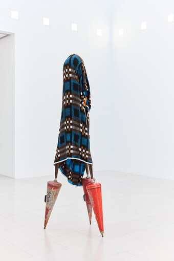 Berlinde De Bruyckere (*1964) Zonder Titel, 1993 Decke, Holz, Eisen, Feuerlöscher, 250 x 80 x 67 cm Hamburger Kunsthalle. Erworben 2026 mit Mitteln der HERMANN REEMTSMA STIFTUNG © Berlinde De Bruyckere Foto: Julia Schwendner