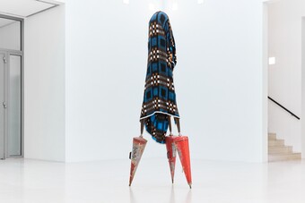 Berlinde De Bruyckere (*1964) Zonder Titel, 1993 Decke, Holz, Eisen, Feuerlöscher, 250 x 80 x 67 cm Hamburger Kunsthalle. Erworben 2026 mit Mitteln der HERMANN REEMTSMA STIFTUNG © Berlinde De Bruyckere Foto: Julia Schwendner