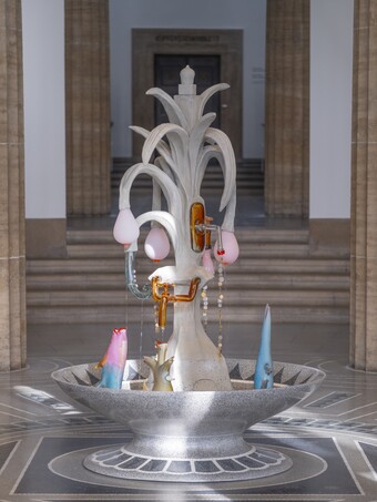 Weiße Brunnenskulptur mit organischen Formen auf Marmorboden von Laure Prouvost