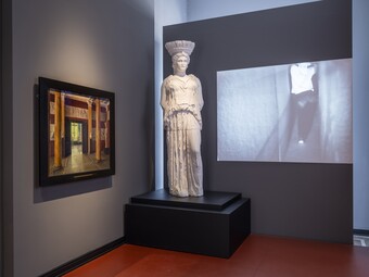 Ausstellungsansicht SKULPTURAL. Die neuen Galerien, Hamburger Kunsthalle 2026, von Ehren: Hamburger Kunsthalle /ARTOTHEK; Skulptur: Universität Hamburg; Nauman: Hamburger Kunsthalle / ARTOTHEK, © VG Bild-Kunst, Bonn 2026, Foto: Fred Dott