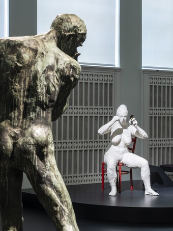 Ausstellungsansicht SKULPTURAL. Die neuen Galerien, Hamburger Kunsthalle 2026, Rodin: Hamburger Kunsthalle / ARTOTHEK; Segal: Hamburger Kunsthalle / ARTOTHEK, © The George and Helen Segal Foundation / VG Bild-Kunst, Bonn 2026