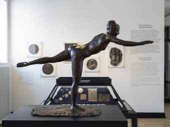 Ausstellungsansicht SKULPTURAL. Die neuen Galerien, Hamburger Kunsthalle 2026, Degas: Hamburger Kunsthalle / ARTOTHEK Daniel-Dupis: Musée d’Orsay, © GrandPalaisRmn, Foto: Fred Dott