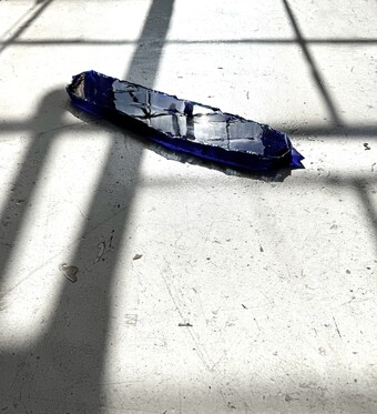 Carrie Yamaoka (*1957), Cast bag (blue), 2025 © Courtesy the artist, Commonwealth and Council (LA), Kiang Malingue (HK/NYC) and Ulterior Gallery (NYC), Foto: Carrie Yamaoka