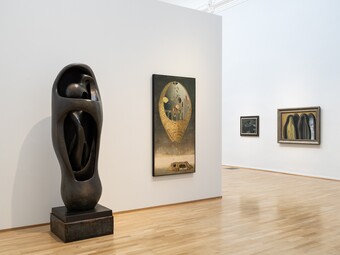 Ausstellunsgsansicht THIS IS THE MODERN WOLRD, Hamburger Kunsthalle mit schwarzer Skulptur von Henry Moore und gerahmten Kunstwerken an weißer Wand