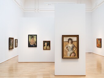 Ausstellungsansicht THIS IS THE MODERN WOLRD, Hamburger Kunsthalle mit gerahmten Kunstwerken an weißen Wänden