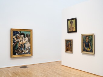 Ausstellungsansicht THIS IS THE MODERN WORLD, Hamburger Kunsthalle, Galerie-Ecke mit fünf gerahmten Gemälden an weißen Wänden und Holzfußboden