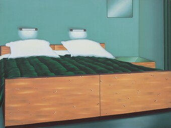 Doppelbett aus Holz mit grüner Bettwäsche vor türkisfarbener Wand