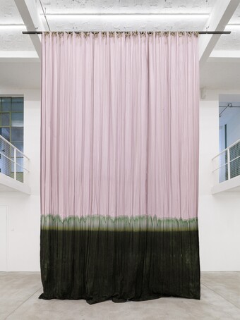 Großer Vorhang in Rosa und Schwarz hängt in einem weißen Galerieraum