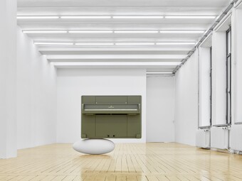 Minimalistischer weißer Galerieraum mit Kunstwerk