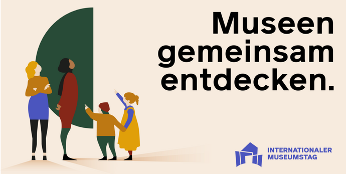 Drei Menschen unterschiedlicher Generationen betrachten gemeinsam ein Kunstwerk in einem Museum