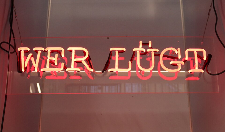 Cordula Ditz (*1972) Wer lügt? Aus der Installation: You may not know him but, 2020 Neonsystem, Acrylglasplatte, Transformator, 25,5 x 85,5 x 5,3 cm Hamburger Kunsthalle, Dauerleihgabe des Fonds für Junge Kunst der Stiftung Hamburger Kunstsammlungen  © 2020, Cordula Ditz; Courtesy of the artist and MIND the GAP Foto: Volker Renner