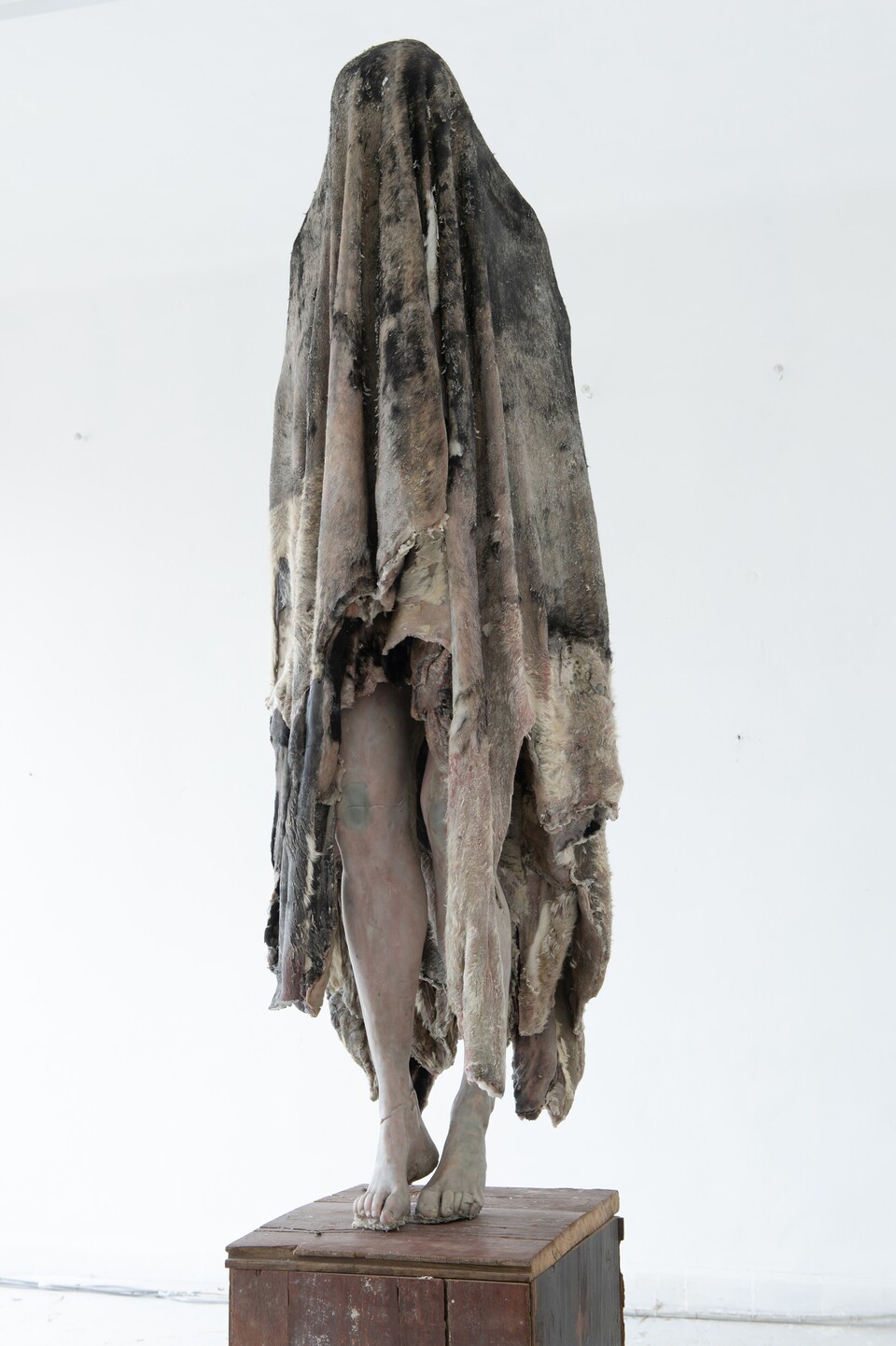 Berlinde De Bruyckere (*1964) Arcangelo II, 2020 Wachs, Holz, Tierhaar, Metall, Epoxid, 302 x 65,5 x 75 cm © Berlinde De Bruyckere Courtesy the artist and Hauser &amp; Wirth   Foto: Mirjam Devriendt, Stiftung Hamburger Kunstsammlungen, Hamburger Kunsthalle