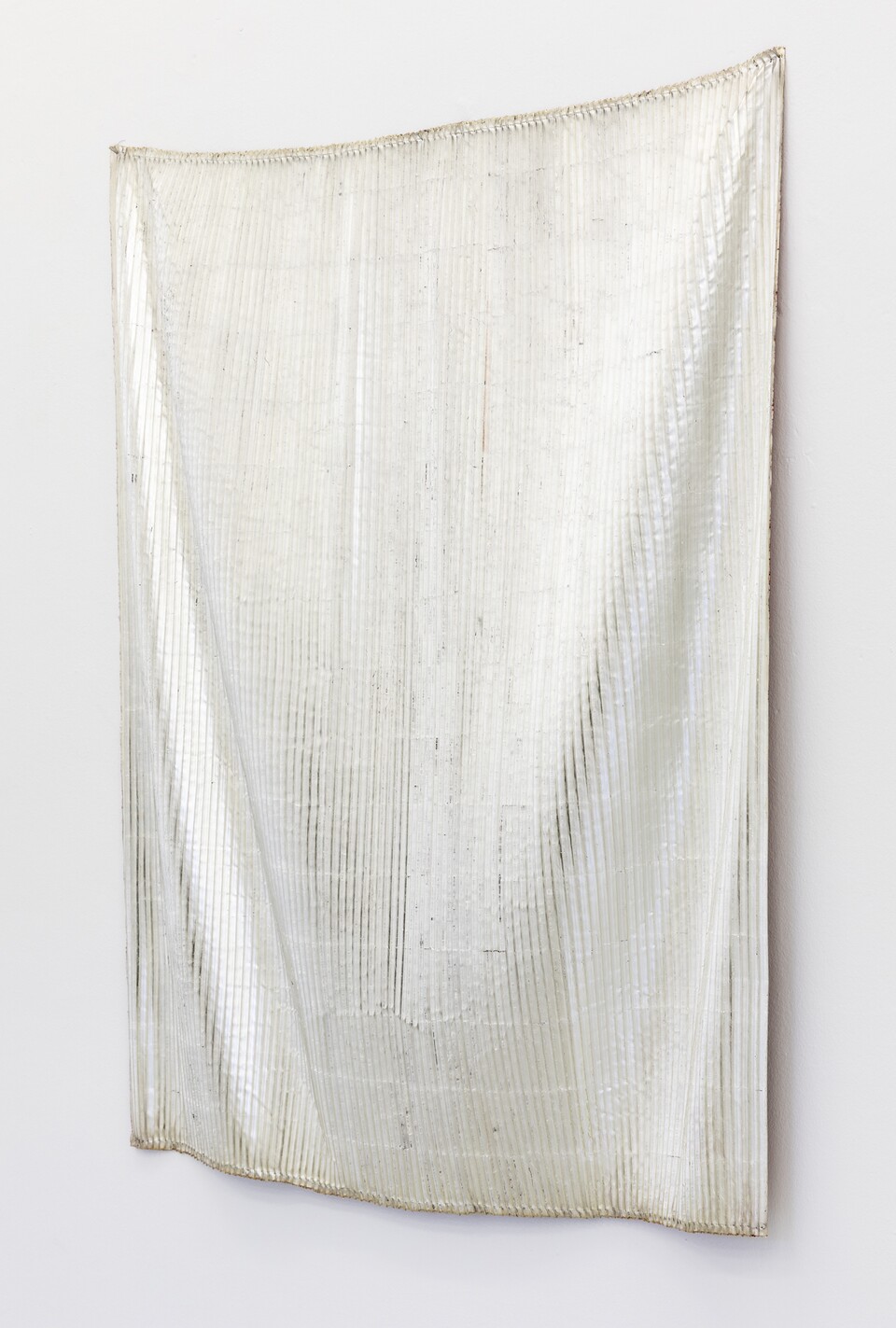 Edith Dekyndt (*1960) Slow Object 15, 2020 Silber auf Baumwollstoff 143,5 x 108 x 1 cm Hamburger Kunsthalle Dauerleihgabe der Stiftung Hamburger Kunstsammlungen © Edith Dekyndt / Galerie Karin Guenther