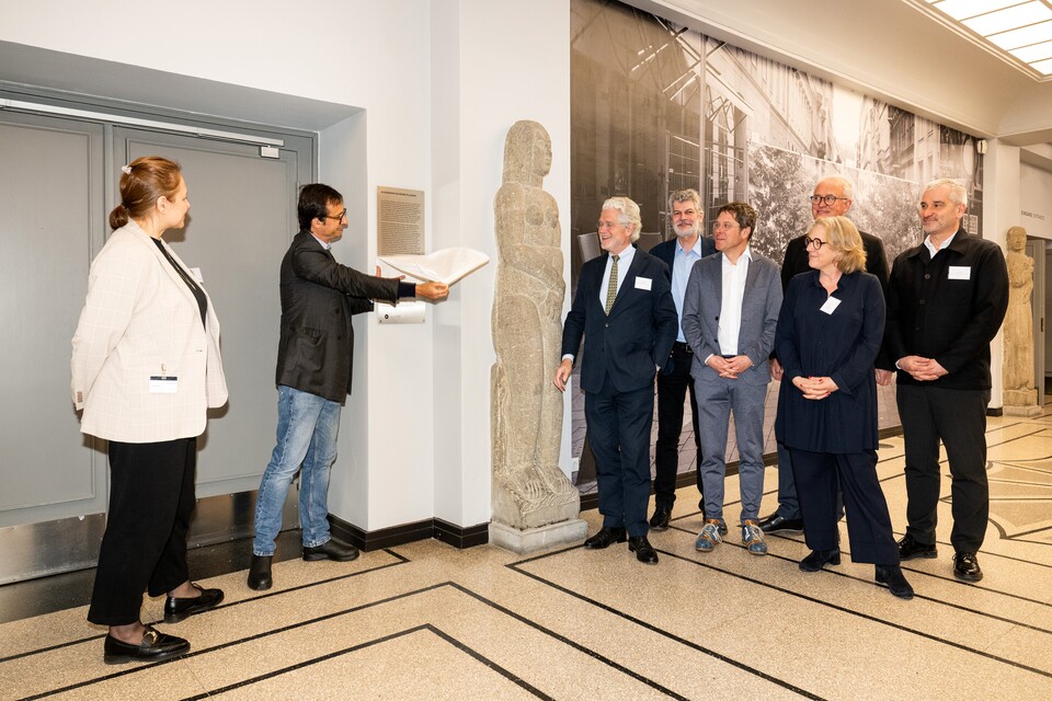 Die Enthüllung der Gedenktafel mit (v.l.n.r.): Dr. Nadine Bauer (Projektmitarbeiterin), Hugo Tillman (Nachfahre von Georg Tillmann), Arndt Klippgen (Stiftung Hamburger Kunstsammlungen), Dr. Uwe Hartmann (Deutsches Zentrum Kulturgutverluste), Prof. Dr. Alexander Klar (Direktor Hamburger Kunsthalle), Dr. Bernd Kundrun (Stiftung Hamburger Kunstsammlungen), Dr. Helga Huskamp (Geschäftsführerin Hamburger Kunsthalle) und Markus Pitz (Behörde für Kultur u. Medien HH) © Hamburger Kunsthalle, Foto: Romanus Fuhrmann Die Enthüllung der Gedenktafel mit (v.l.n.r.): Dr. Nadine Bauer (Projektmitarbeiterin), Hugo Tillman (Nachfahre von Georg Tillmann), Arndt Klippgen (Stiftung Hamburger Kunstsammlungen), Dr. Uwe Hartmann (Deutsches Zentrum Kulturgutverluste), Prof. Dr. Alexander Klar (Direktor Hamburger Kunsthalle), Dr. Bernd Kundrun (Stiftung Hamburger Kunstsammlungen), Dr. Helga Huskamp (Geschäftsführerin Hamburger Kunsthalle) und Markus Pitz (Behörde für Kultur u. Medien HH) © Hamburger Kunsthalle, Foto: Romanus Fuhrmann