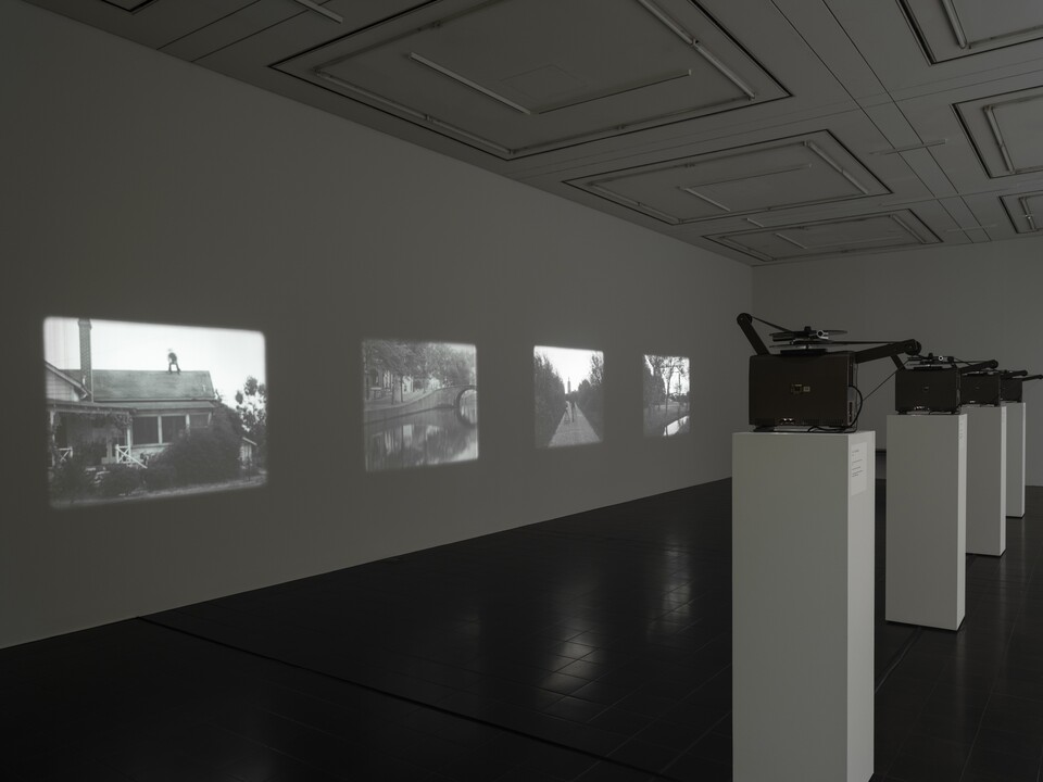 Ausstellungsansicht BAS JAN ADER. I’m searching…, Hamburger Kunsthalle, 2025 © The Estate of Bas Jan Ader / Mary Sue Ader Andersen / VG Bild-Kunst, Bonn 2025. Courtesy of Meliksetian | Briggs, Dallas, Foto: Fred Dott