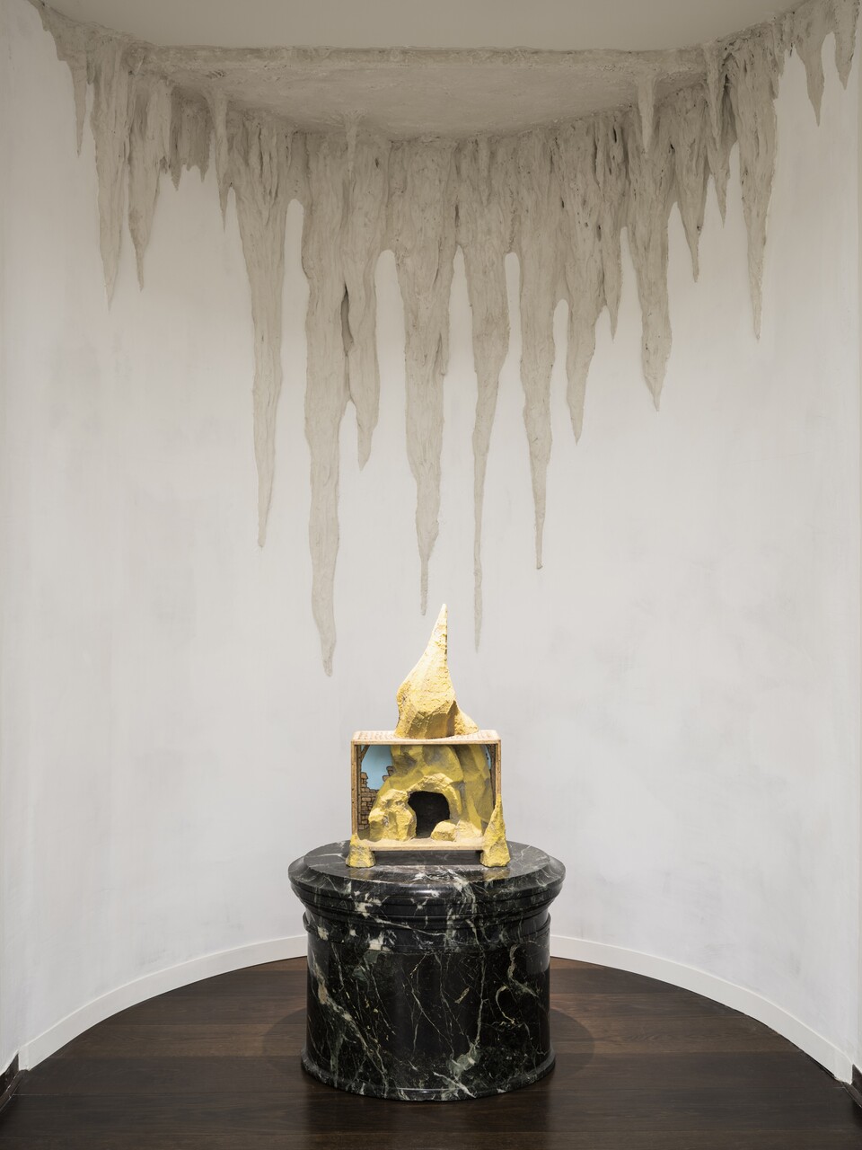 Marten Schech (*1983), Hut Grotto, 2025, Holz, Papier, Gips, Kalkfarbe, Bernhard Knaus Fine Art, Frankfurt/Main © VG Bild-Kunst, Bonn 2025, Foto: Marten Schech