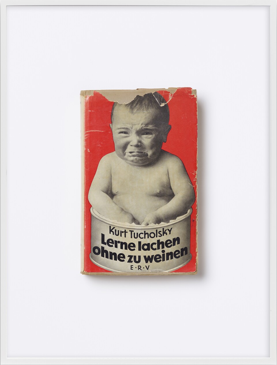 Schwarz-Weiß-Foto eines Babys auf rotem Hintergrund