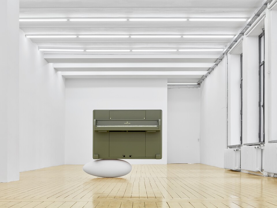 Minimalistischer weißer Galerieraum mit Kunstwerk