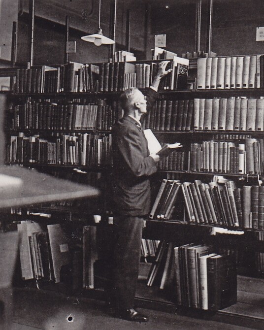 HERR MAJEWSKI UND FRAU SONNEBORN IM BIBLIOTHEKSMAGAZIN DER HAMBURGER KUNSTHALLE um 1940, Hamburger Kunsthalle, Bibliothek, SO-Archiv 222,7, Nr. 2