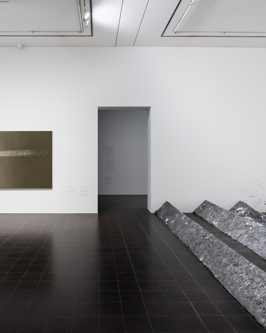 Ausstellungsansicht ISA MONA LISA, links: Hyon-Sook Song (*1952), 7 Brushstrokes, 2024; rechts: Richard Serra (*1939), Measurements of Time, Seeing is Believing, 1996, beide © VG Bild-Kunst, Bonn 2025, Foto: Fred Dott