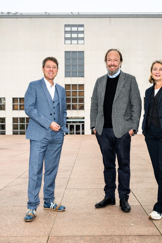 Prof. Dr. Alexander Klar (Direktor  Hamburger Kunsthalle), Alexander  Schröder (Sammler und Gallerist) und  Dr. Brigitte Kölle (Leitung &  Ausstellungskuratorin Kunst der  Gegenwart [Malerei/Skulptur &  Installation/Medien]) (v.l.n.r.)  © Hamburger Kunsthalle  Foto: Romanus Fuhrmann