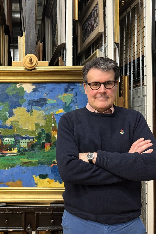 Toby Kamps, Leiter Sammlung der Moderne, vor Oskar Kokoschka, Dresden-Neustadt VII, 1922, Hamburger Kunsthalle, © Fondation Oskar Kokoschka / VG Bild-Kunst, Bonn 2024, © Foto: Hamburger Kunsthalle