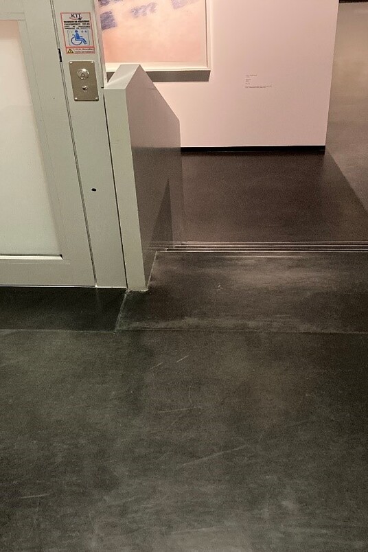 Zugang zur Ausstellung über die Treppe