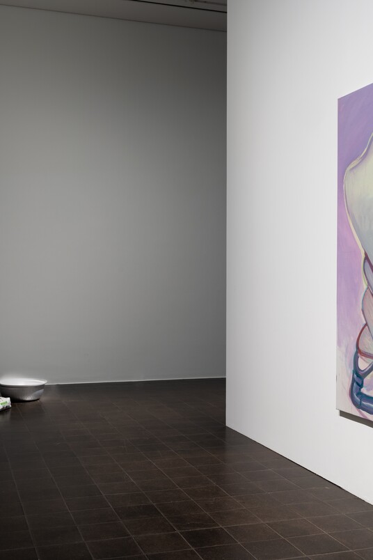 Ausstellungsansicht ISA MONA LISA, links: Nina Canell (*1979), Perpetuum Mobile (40 kg), rechts: Maria Lassnig (1919-2014), Mittwoch, 1988, beide © VG Bild-Kunst, Bonn 2025, Foto: Fred Dott