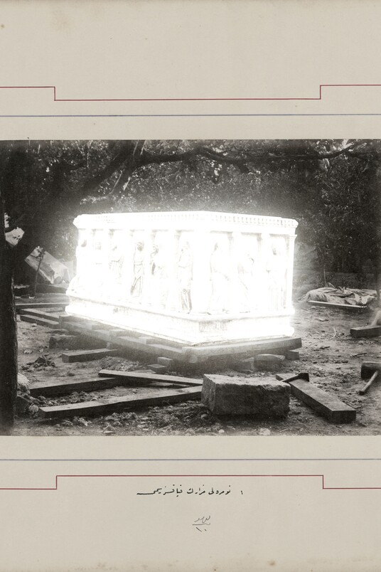 Akram Zaatari (*1966) Aus der Serie: An Extraordinary Event, 2018 Inkjet Print, in 8 Teilen, 44,6 x 35,7 x 3,5 cm Fotos basieren auf dem Abdul-Hamid-Album #91533 Courtesy of Rare Books Library, Istanbul University © Akram Zaatari